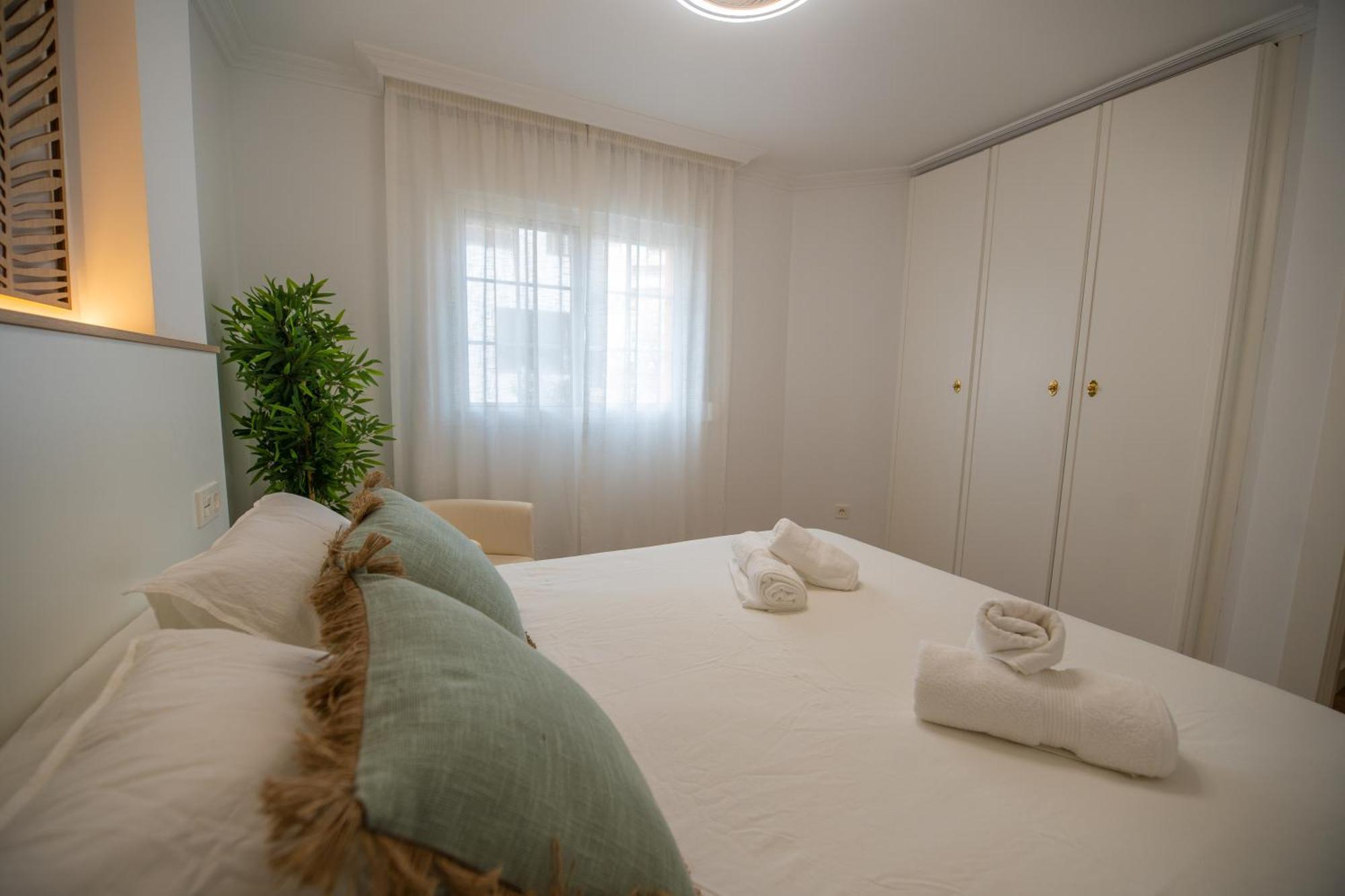 Prensa & Courtyard By Ele *